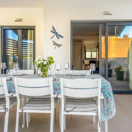 Con Piscina Y Garaje