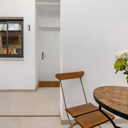 Con Piscina Y Garaje Daire